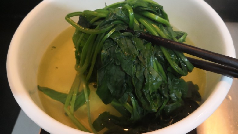 菠菜鸡蛋糕,焯水1分钟,把菠菜捞出