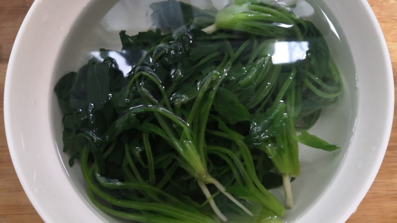 菠菜鸡蛋糕,把菠菜,放凉白开中,过凉