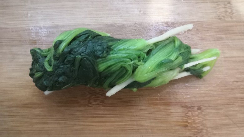 菠菜鸡蛋糕,过凉的菠菜,挤干水份