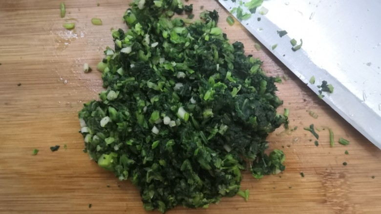 菠菜鸡蛋糕,用刀,切碎,剁成沫,备用