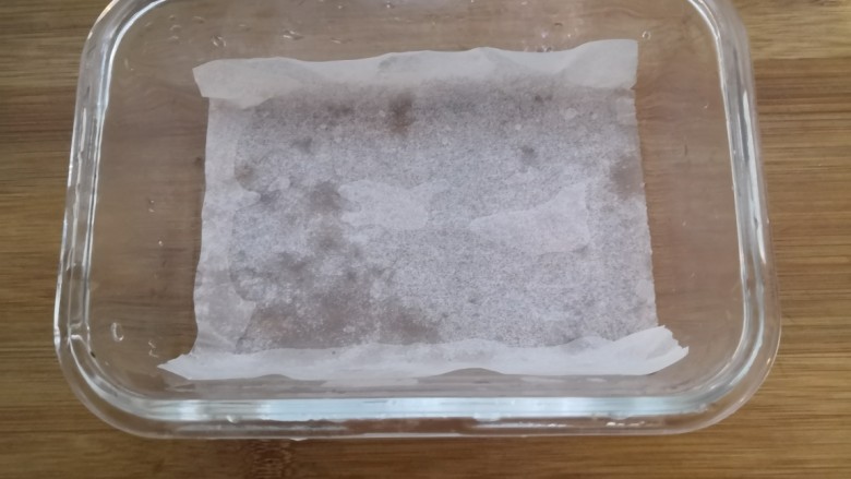 菠菜鸡蛋糕,准备好一个模具,底部铺上油纸,方便脱模