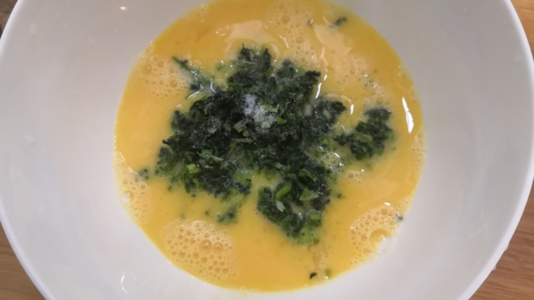 菠菜鸡蛋糕,把菠菜碎,盐,放入蛋液中