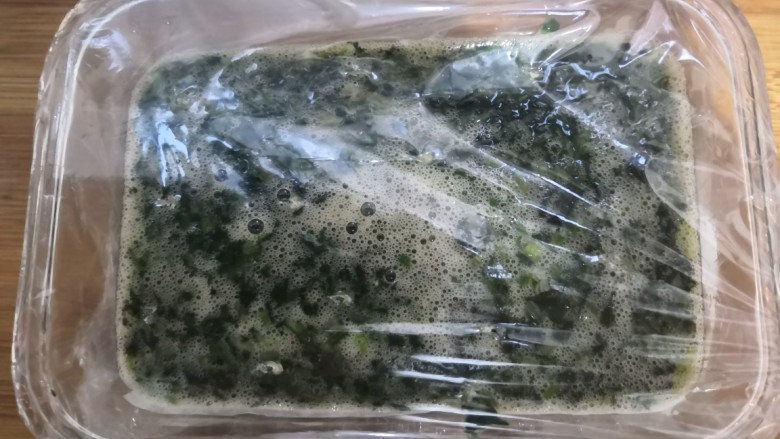 菠菜鸡蛋糕,把菠菜鸡蛋液,倒入,包上保鲜膜,上面扎几个小洞