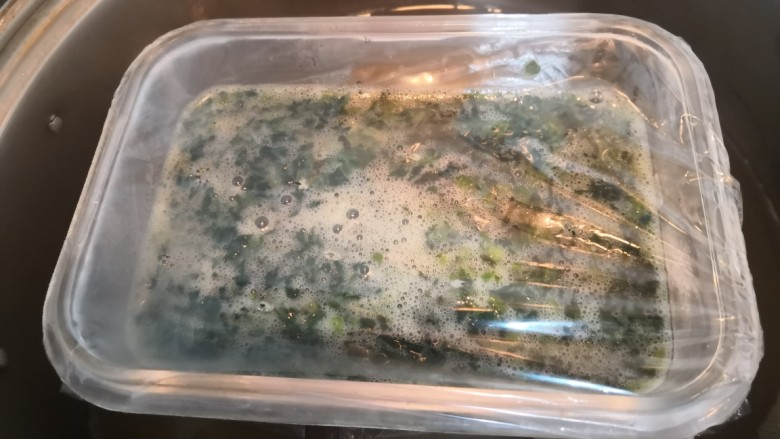 菠菜鸡蛋糕,蒸锅中,加水烧开,把菠菜鸡蛋液放上,大火蒸20分钟