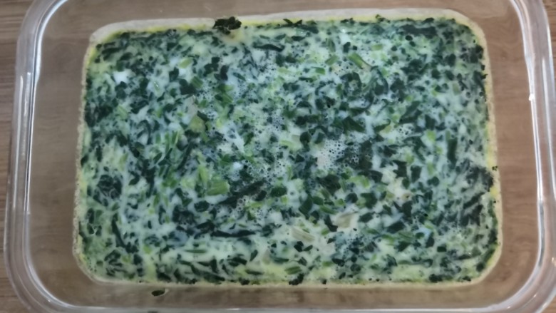 菠菜鸡蛋糕,时间到,取出,撕去保鲜膜,(两边可以用牙签划开,便于脱模)