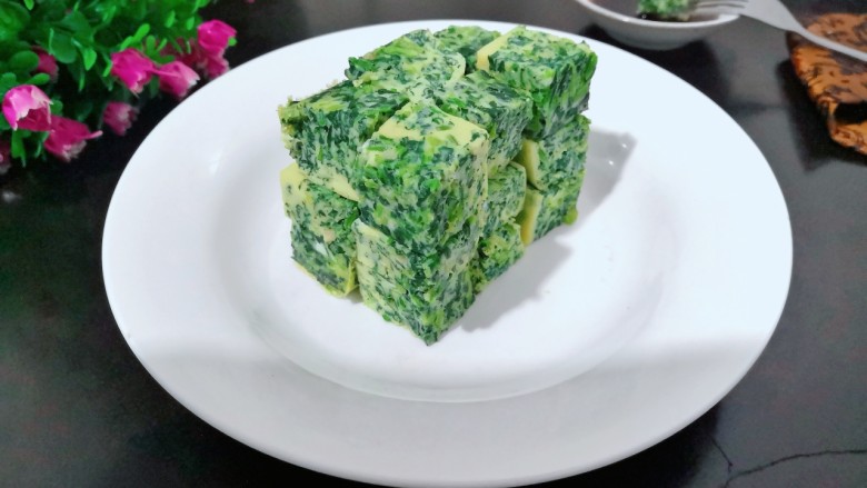 菠菜鸡蛋糕,把切块的菠菜鸡蛋糕,摆盘,即可上桌