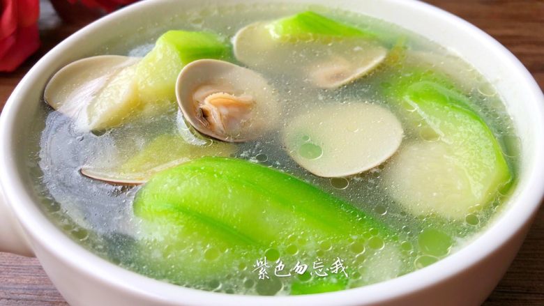 青蛾丝瓜汤,好喝的青蛾丝瓜汤做好了,撇去上面的浮沫,再把汤舀到碗里即可开吃,汤鲜味美,好喝的不要不要的。