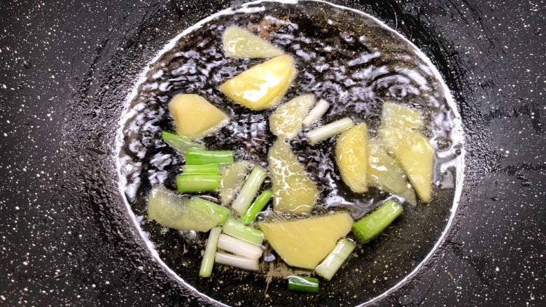 青蛾丝瓜汤,热锅放入少许油,把姜片和葱白放入炒出香味。