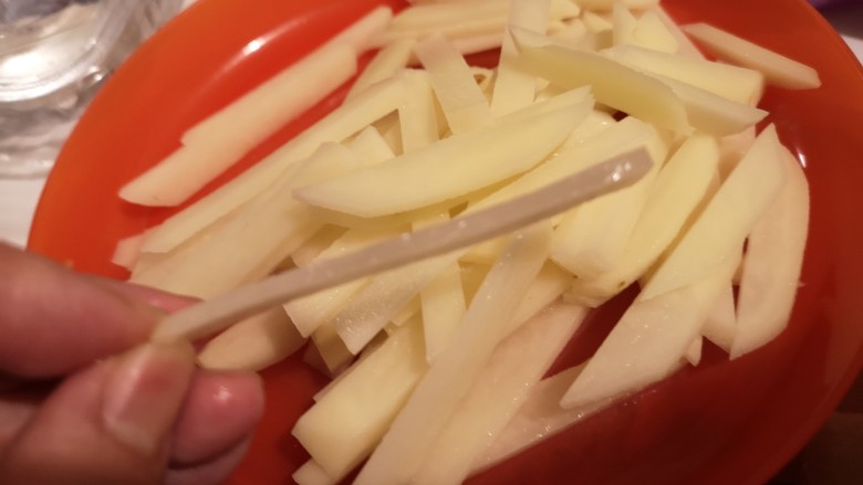 土豆生菜汤,切成片儿,不要太薄。那