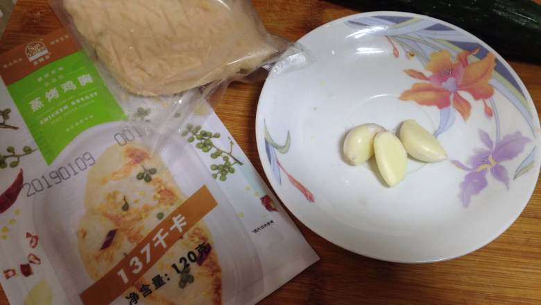 黄瓜拌鸡丝,准备食材,太阳谷鸡胸肉自然化冻,鸡胸肉是已经腌制好的成品