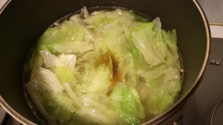 土豆生菜汤,水开之后,下入生菜。等水开之后,加入盐和<a style='color:red;display:inline-block;' href='/shicai/ 847'>香油</a>。哇。