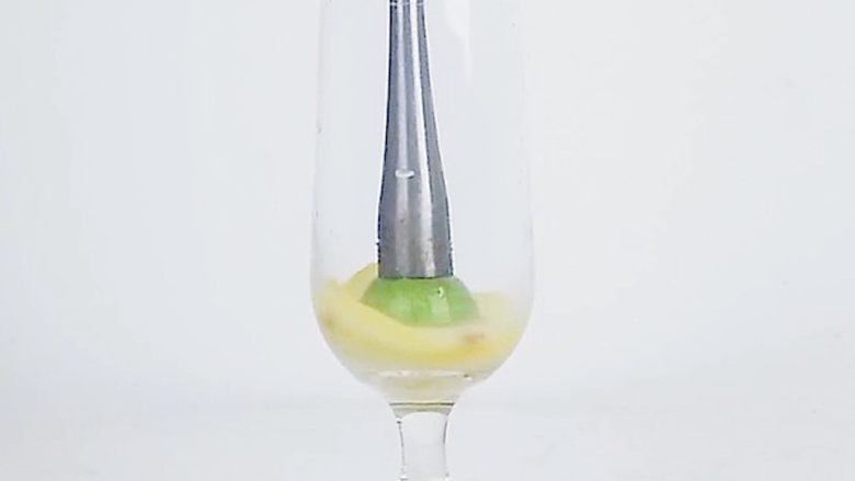 爱上这个夏天,微醺让你温暖而美丽!,用调酒压棒捣碎