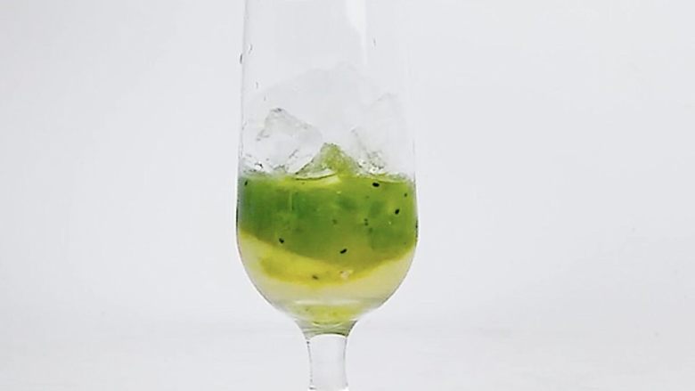 爱上这个夏天,微醺让你温暖而美丽!,倒入适量<a style='color:red;display:inline-block;' href='/shicai/ 12035'>冰块</a>