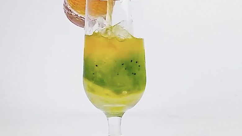 爱上这个夏天,微醺让你温暖而美丽!,沿冰块倒入茉莉绿茶茶汤
