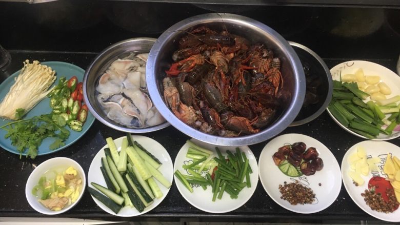 麻辣小龙虾,小龙虾尾部去肠胃线洗净即可