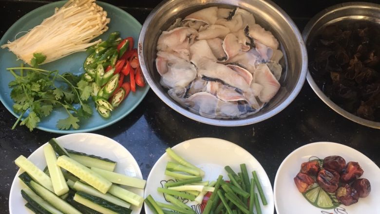 麻辣小龙虾,讲洗净后的小龙虾进行腌制葱段姜块拍碎加少许水搅拌葱姜水倒入小龙虾内➕少许料酒腌制