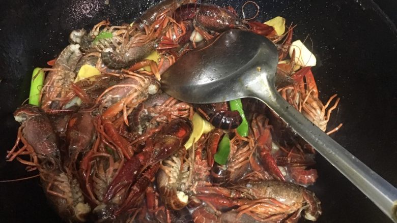 麻辣小龙虾,腌制后的小龙虾沥干水分 热锅热油 下姜片拍碎蒜头入蒜叶段花椒籽辣椒煸香下入小龙虾喷料酒 酱油大火爆炒至香味入少许水烧会调盐味 倒入生粉水勾芡让其汁液裹住虾身放入蒜叶翻翻即可！