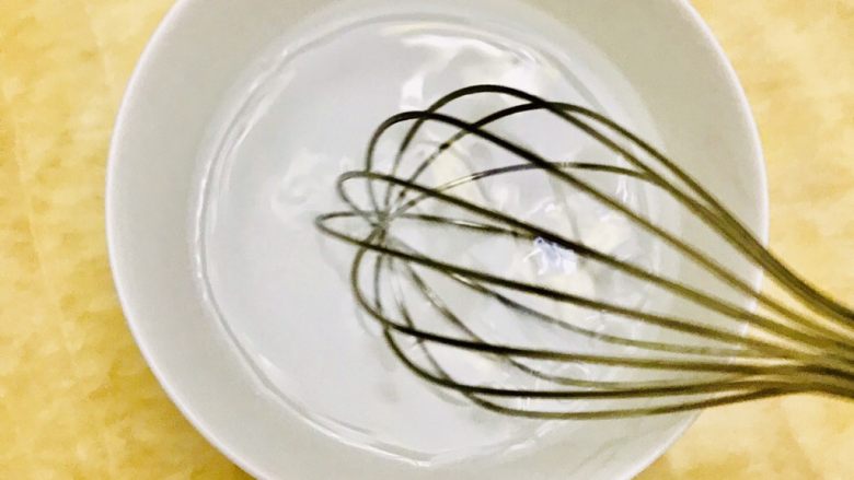 水果养颜泡水,将温水倒入碗里,然后加入白砂糖,用搅拌棒搅拌,搅拌后过滤即可。(可以不加糖)
