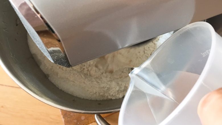 椰蓉酸奶味面包,厨师机搅拌一下混合,倒入清水。