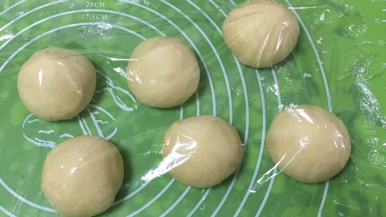 椰蓉酸奶味面包,分成六个剂子,盖上保鲜膜静置10分钟。