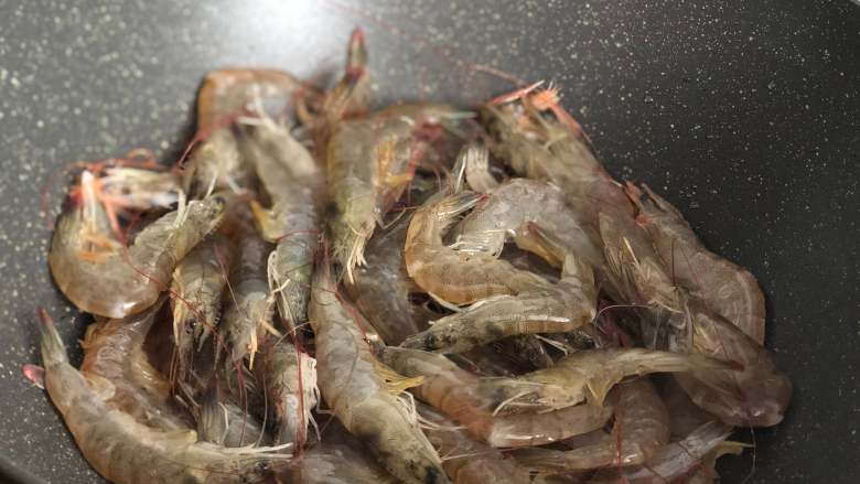 香辣虾,锅里倒入适量的食用油，先把基围虾大火翻炒一下