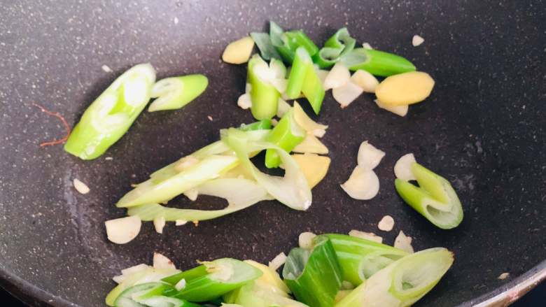 香辣虾,锅里再倒适量的油，把大蒜、生姜、大葱倒入锅里，炒出香味。