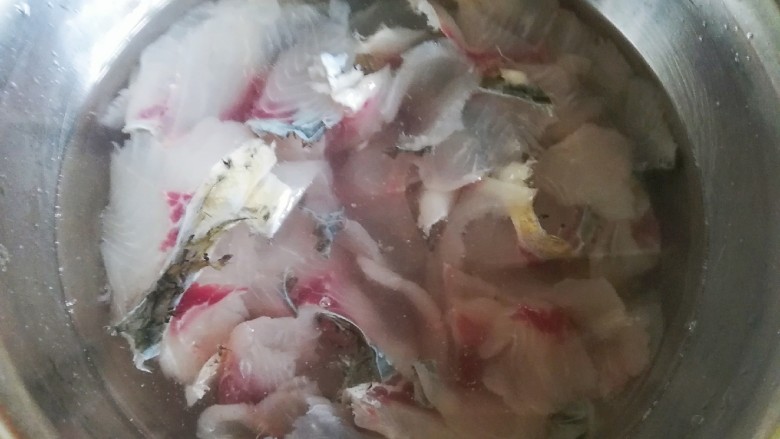 五味酸辣白汤鱼🐟 开胃大菜 全家都喜欢,将鱼片用清水泡上5分钟,洗净血水