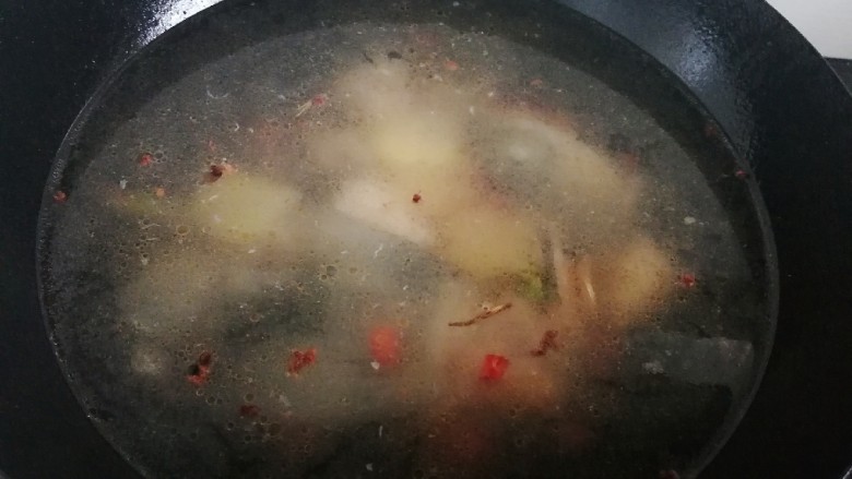 五味酸辣白汤鱼🐟 开胃大菜 全家都喜欢,加水一大锅,因为要慢火熬酸汤,所以水要多