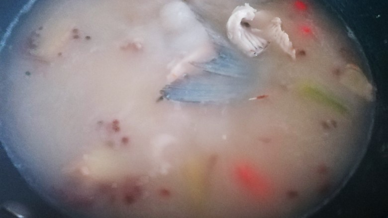 五味酸辣白汤鱼🐟 开胃大菜 全家都喜欢,然后小火慢熬30分钟时,放入西红柿、柠檬片、盐,再熬制10分钟至汤变得浓白
