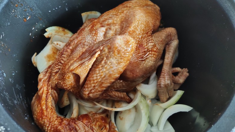 电饭锅焖鸡,放入鸡