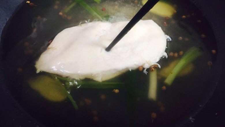 麻辣鸡丝,拿一根筷子戳一下,如果能轻易地把鸡胸肉插透则证明已经熟了。