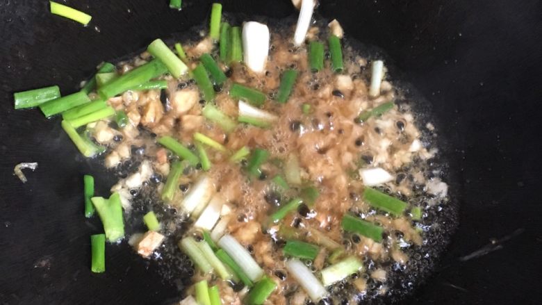 凉瓜炒牛肉,再次热锅放油,加入姜,蒜,葱爆香