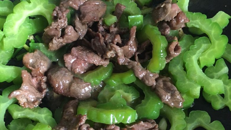 凉瓜炒牛肉,依次加入凉瓜,牛肉