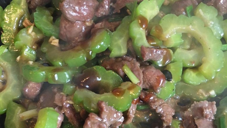 凉瓜炒牛肉,再加入生抽,蠔油爆炒均匀