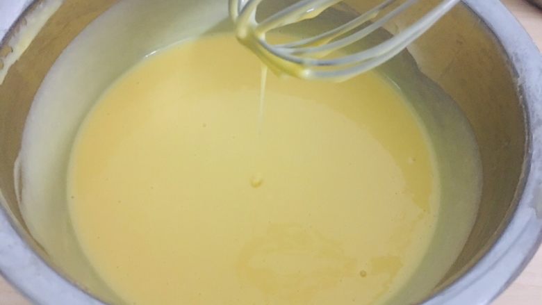 千叶棉花蛋糕,蛋黄加入面糊里搅拌均匀。