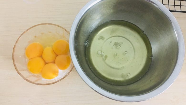 千叶棉花蛋糕,五个蛋黄加一个全蛋,蛋清打入无水无油的容器的里。