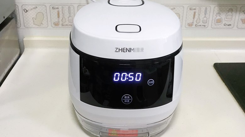 番茄土豆牛腩汤,合上盖子,选择“汤粥”程序,电饭煲进入工作模式。