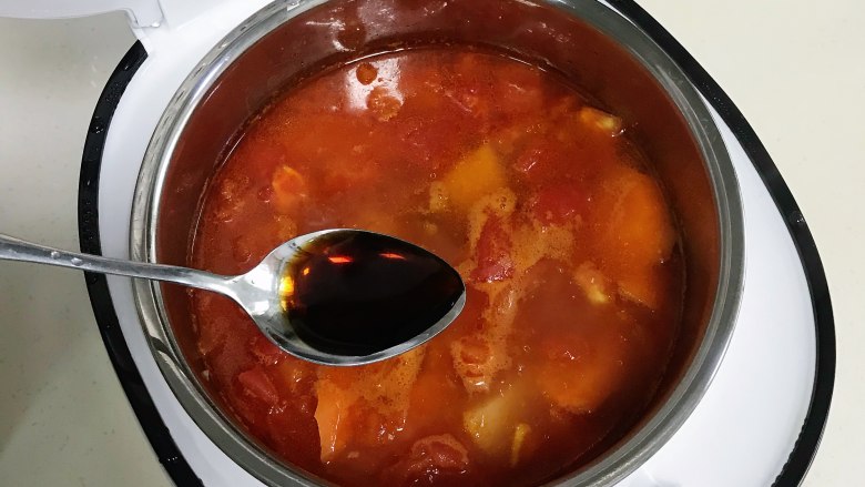番茄土豆牛腩汤,待电饭煲煲汤结束,把煸炒好的番茄、土豆和胡萝卜连带汤汁一起倒入锅中,加入1勺<a style='color:red;display:inline-block;' href='/shicai/ 788'>生抽</a>和盐。