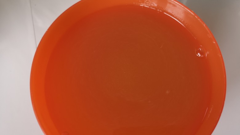 柠檬蜂蜜蒸糕/电饭煲版,轻轻的搅拌,直到蜂蜜完全化开。
