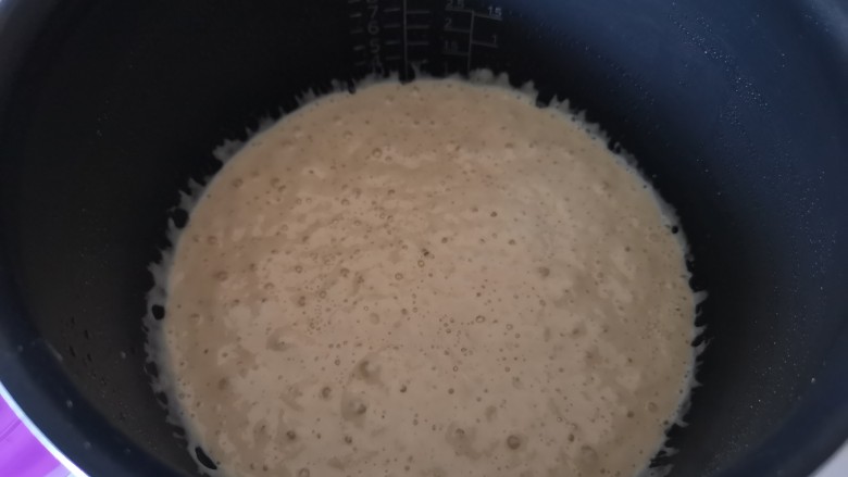 柠檬蜂蜜蒸糕/电饭煲版,大约两小时,面护体积膨大,并且有大泡泡就是发好了。