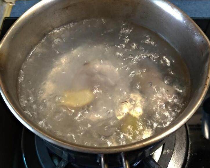 山药豆浆鸡汤,将鸡腿川烫去除杂质血水,我习惯加入一点米酒及薑片去鸡腥味。
