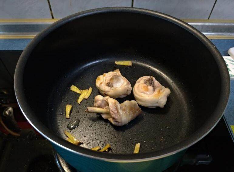 山药豆浆鸡汤,另起一锅倒点油,以薑丝炒香已川烫的鸡腿,炒至稍微有金黄色。