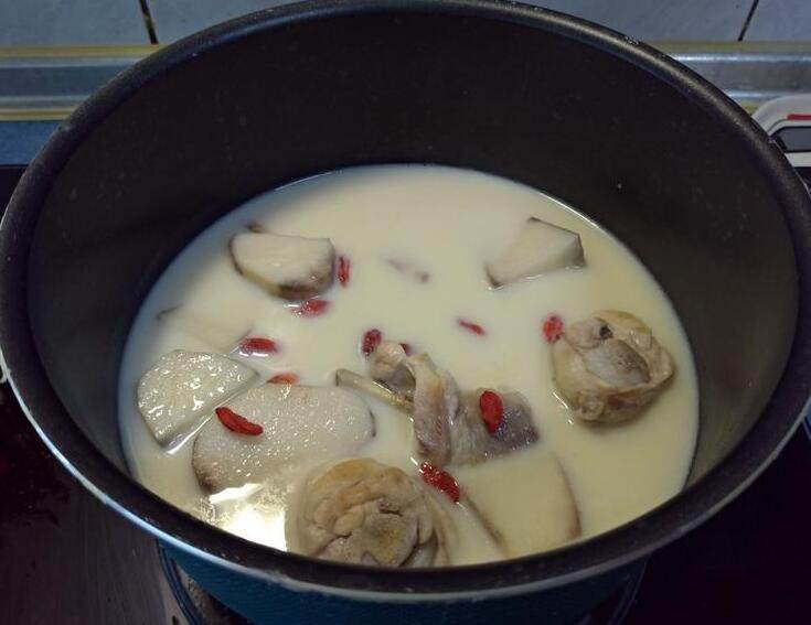 山药豆浆鸡汤,接著加入250ml的无糖豆浆,全程小火煮10分鐘,水滚后加入<a style='color:red;display:inline-block;' href='/shicai/ 673'>枸杞</a>再燜5分鐘,加盐调味即完成。