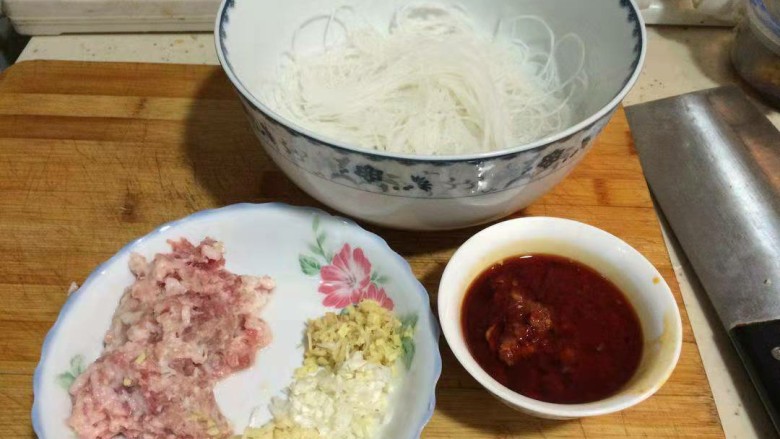 蚂蚁上树,<a style='color:red;display:inline-block;' href='/shicai/ 10778'>龙口粉丝</a>剪断,防止太长,温水浸泡20分钟,这里粉丝也可以用红薯粉替代,根据个人口味,浸泡要求泡透,用手可以掐断,没有硬心即可,泡透即可将粉丝捞出备用。