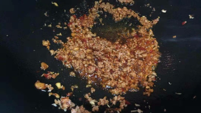 蚂蚁上树,加入郫县豆瓣酱炒香,炒出红油,加入<a style='color:red;display:inline-block;' href='/shicai/ 442'>肉末</a>翻炒至变色,加入老抽调一下色。