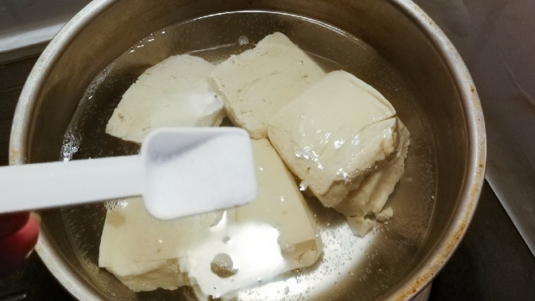 红虾烧丝瓜豆腐,开水煮豆腐 约3分钟 水中放入2克盐