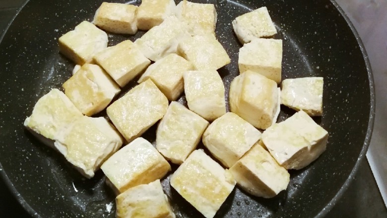 红虾烧丝瓜豆腐,将豆腐煎至两面淡黄 铲出备用