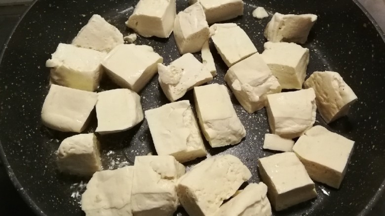 红虾烧丝瓜豆腐,平底锅加入食用油 将豆腐块码放整齐