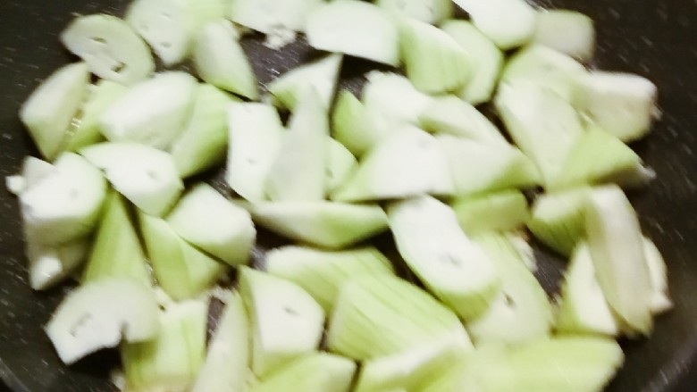 红虾烧丝瓜豆腐,放入丝瓜 翻炒片刻