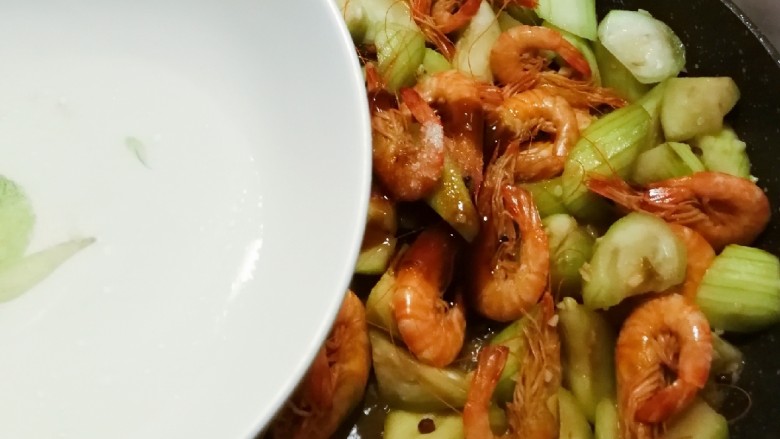 红虾烧丝瓜豆腐,再加放适量清水 中火烧制 食材慢慢入味